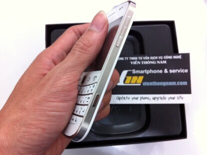 blackberry-9900-bold-mau-trang