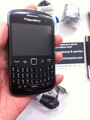 tren-tay-blackberry-9360-chinh-hang